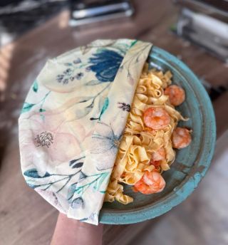 V jednoduchosti italské kuchyně je kouzlo. Domácí těstoviny s krevetami, česnekem a rajčátky - přikryto voskovaným...