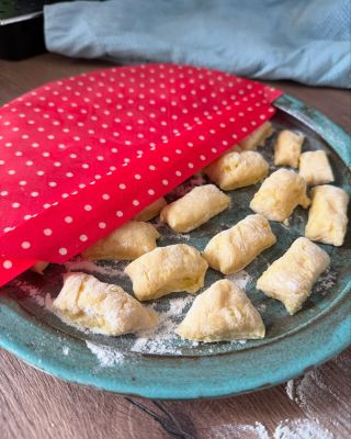 Dobrou chuť k dnešnímu obědu. Zbytek domácích gnocchi zakrytých voskovaným ubrouskem Wrapík®️se vzorem Puntíky, hravě...