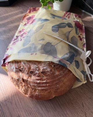 Čerstvý domácí chléb vydrží ve voskovaném pytlíku ze 100% včelího vosku klidně i 7 dní 😊🍞🥖🫓🐝 ♻️Znovupoužitelný, omyvatelný...