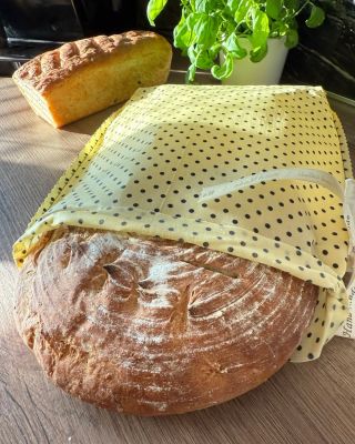 Čerstvý chléb v Classic Chic voskovaném pytlíku - Nepytlík®️ pro déle čerstvé potraviny 🥖🍞🫓🥕🥬🧄🧅🍓 #voskovanypytlik...